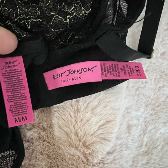 Lingerie set - 32DD bra and matching medium thong - Picture 2 of 2